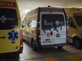 Ambulancias y ambulancia en el hospital de Salamanca. Archivo.