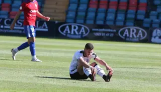 Jairo Morillas, en el suelo ante el Bergantiños / FOTO SALAMANCA24HORAS.COM