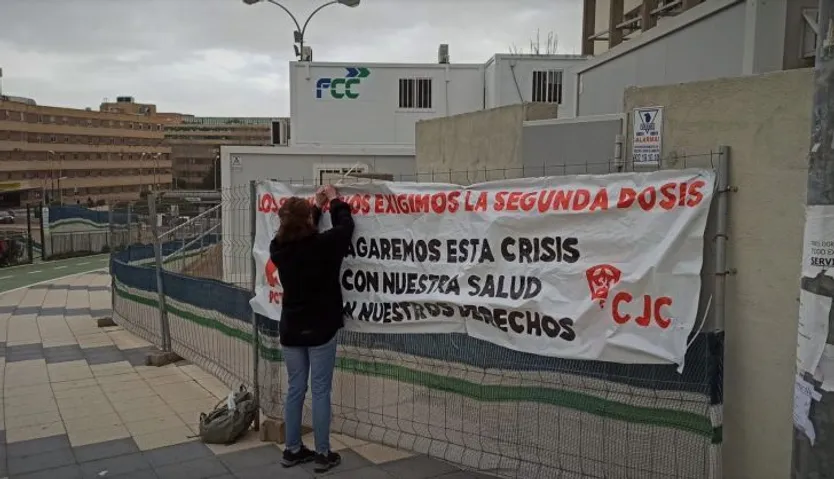 Colocan una pancarta en apoyo de los sanitarios y reivindicar que se ponga a su disposición cuanto antes las dosis necesarias para su correcta vacunación (1)