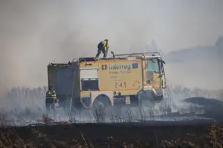 Un nuevo incendio en un solar moviliza a varios medios de extinción hasta Santa Marta de Tormes 