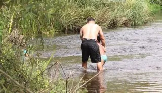 Refrescándose en el río este sábado de calor | Foto: s24h