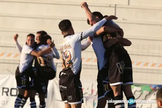 Los jugadores de Unionistas celebran un gol ante el Coruxo.