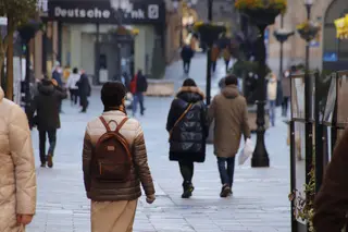 Gente paseando por la calle Toro