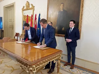Carlos García Carbayo y Juan Manuel Corchado firman un convenio de colaboración