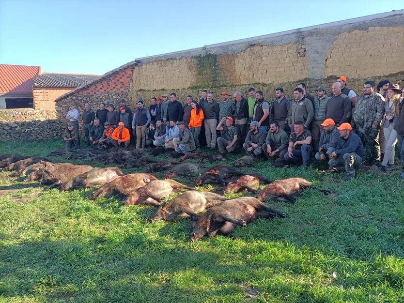 Cazadores posando con sus trofeos tras una jornada de caza en la provincia de Salamanca