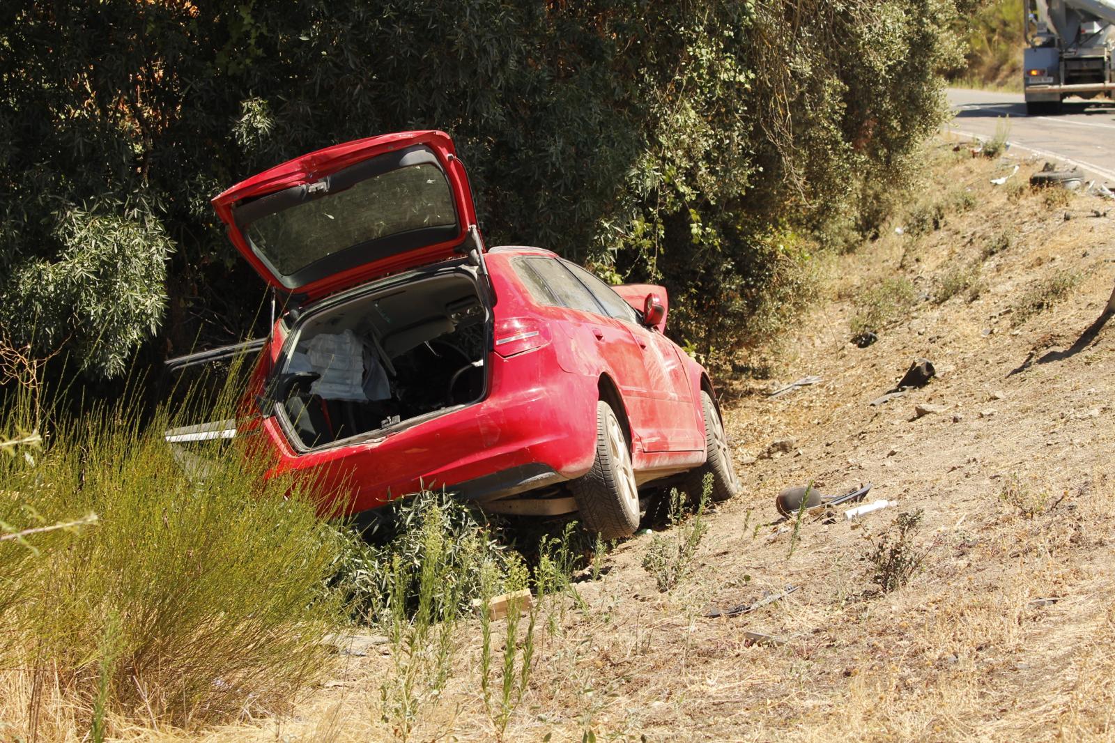 Los Bomberos excarcelan a una mujer tras el choque de una hormigonera y un coche en la carretera de Ledesma 