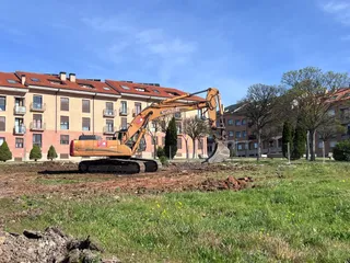 Carlos García Carbayo visita las obras de construcción de una nueva promoción de 55 viviendas protegidas de alquiler en Pizarrales