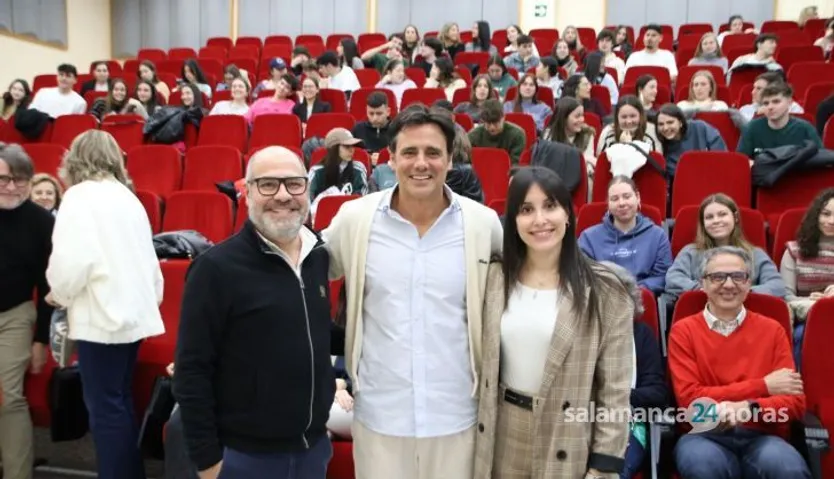El periodista y presentador de televisión Ion Aramendi, ofrece una charla sobre el ejercicio de su profesión