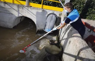 Un hombre recoge una muestra de agua | Foto: EP