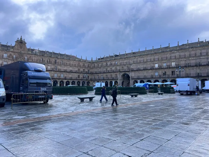 Montaje del árbol de 23 metros en la Plaza Mayor de Salamanca por Navidad