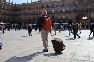 Turista paseando por el centro de Salamanca