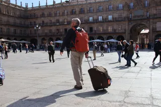 Turista paseando por el centro de Salamanca