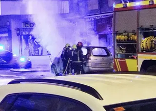 Arde un coche en la avenida de Villamayor