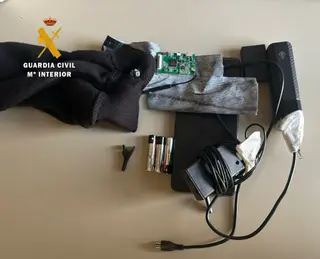 Una cámara en la manga y un pinganillo: la Guardia Civil pilla ‘in fraganti’ a un varón haciendo trampa en el examen de recuperación de puntos del carnet de conducir