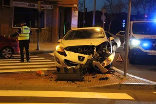 GALERÍA | Un conductor choca contra un semáforo en la rotonda de La Flecha y lo derriba