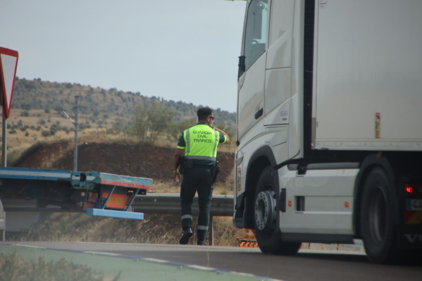 Un cami&oacute;n pierde parte de la carga rotonda de Buenos Aires 