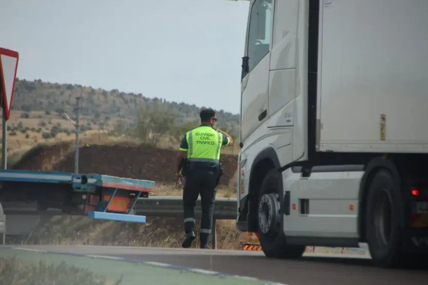 Un camión pierde parte de la carga rotonda de Buenos Aires