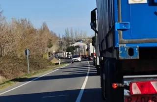 Tráfico lento en la entrada de Guijuelo por el corte de la A-66 y la N-630