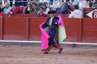 Morante de la Puebla con el capote, prepatado para realizar el quite 'Galleo del Bú' | Juanes