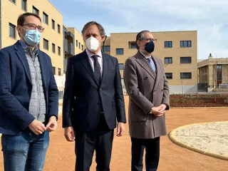 El alcalde de Salamanca, Carlos García Carbayo junto al concejal de juventud, Ángel Fernández durante la visita a las viviendas de protección del Barrio Ciudad de Jardín
