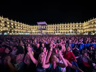 Público en el concierto de Europe en la Plaza Mayor