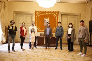Primeros turistas llegados a Salamanca con la campaña 2x1 en noches de hotel, junto al concejal de Turismo, Fernando Castaño.