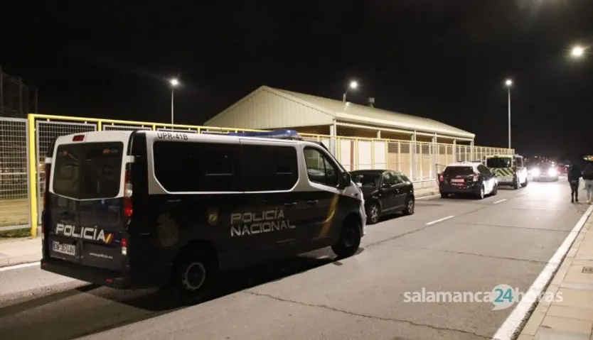 Policía Local y Nacional en el campo de fútbol del Zurguén