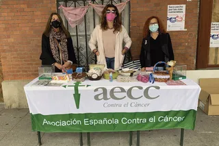 Voluntarios de la Asociación española contra el Cáncer en la mesa informativa en Peñaranda