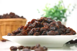 Foto de un plato con uvas pasas