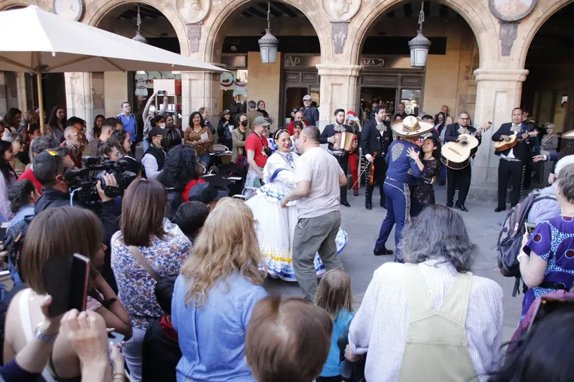Callejoneada con la participación de mariachis y bailarines de Nuevo León