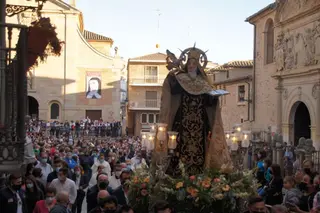 Santa Teresa en procesión por las calles de Alba de Tormes