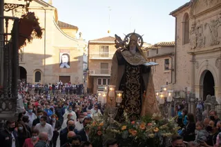Santa Teresa en procesión por las calles de Alba de Tormes