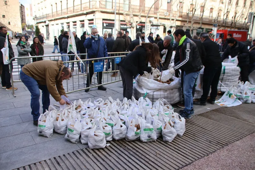 Reparto de 4.000 kg de patatas