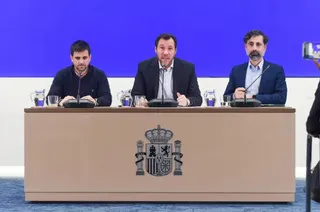 El ministro de Transportes y Movilidad Sostenible, Óscar Puente (c), junto al director de Tráfico de Adif, Ángel García de la Bandera y al director de Operaciones de Renfe, José Alfonso Gálvez .- Gustavo Valiente - Europa Press