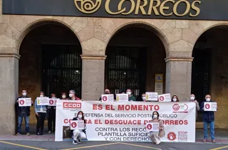 Los trabajadores de Correos Salamanca se manifiestan contra "el desguace de la mayor empresa pública del país"
