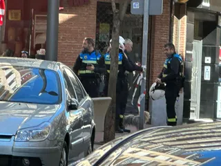 Policía Local con perros abandonados (1)