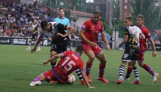 Cera va al suelo para cortar un ataque de De Miguel | FOTO SALAMANCA24HORAS.COM