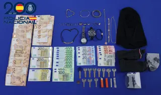 Dinero y objetos interceptados al ladrón por la Policía Nacional