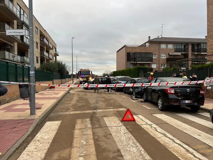 Cortada la calle por la colisión entre dos turismos en Carbajosa de la Sagrada