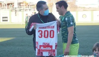 Jonathan Martín recibe del presidente una camiseta por sus 300 partidos en el Guijuelo.