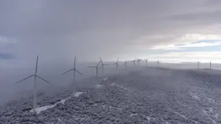 CAL - Parque eólico Sierra de Dueña, enclavado en la dehesa salmantina, cubierto por un manto blanco de nieve. Esta emblemática instalación renovable está compuesta por 37 aerogeneradores que suman una potencia de 31,5 megavatios (MW)
