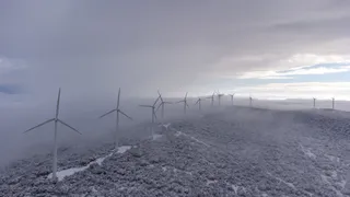 CAL - Parque eólico Sierra de Dueña, enclavado en la dehesa salmantina, cubierto por un manto blanco de nieve. Esta emblemática instalación renovable está compuesta por 37 aerogeneradores que suman una potencia de 31,5 megavatios (MW)