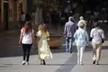 Gente paseando. Foto de archivo