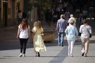 Gente paseando. Foto de archivo