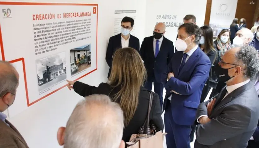 Carlos García Carbayo, inaugura la exposición ‘50 años de Mercasalamanca’
