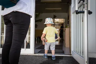 Un niño pequeño entra por la puerta hacia el interior de las instalaciones de una guardería de Vitoria-Gasteiz, donde desde el pasado 8 de junio el Gobierno de Euskadi permitió la apertura de guar