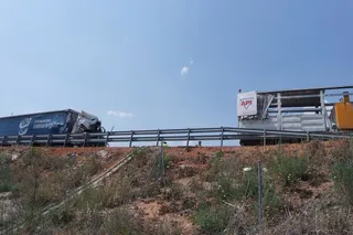 Accidente entre dos camiones en Villares de la Reina