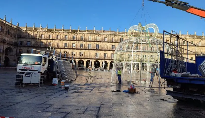 La Plaza Mayor vuelve a lucir la gran campaña navideña
