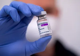 "Las mujeres más jóvenes son las que, al parecer, tienen más riesgo de padecer trombosis por la vacuna de AstraZeneca"