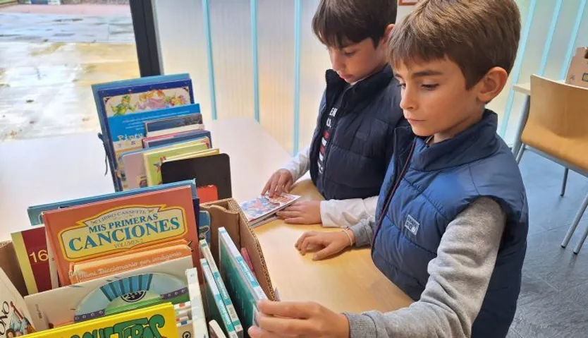 Mercadillo solidario de libros a favor de la ELA en la biblioteca de Villamayor